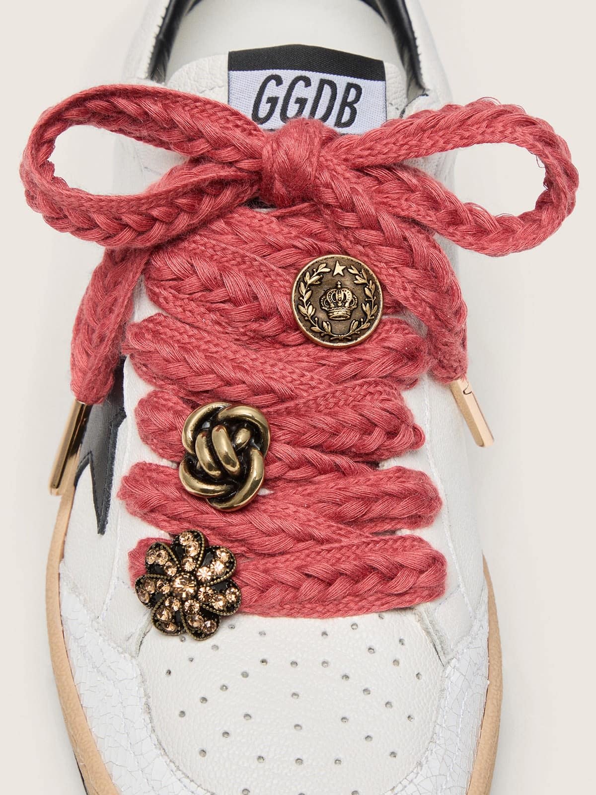 Golden Goose - Lacets Skins tress&eacute;s terre cuite avec trois applications bijoux couleur bronze in 