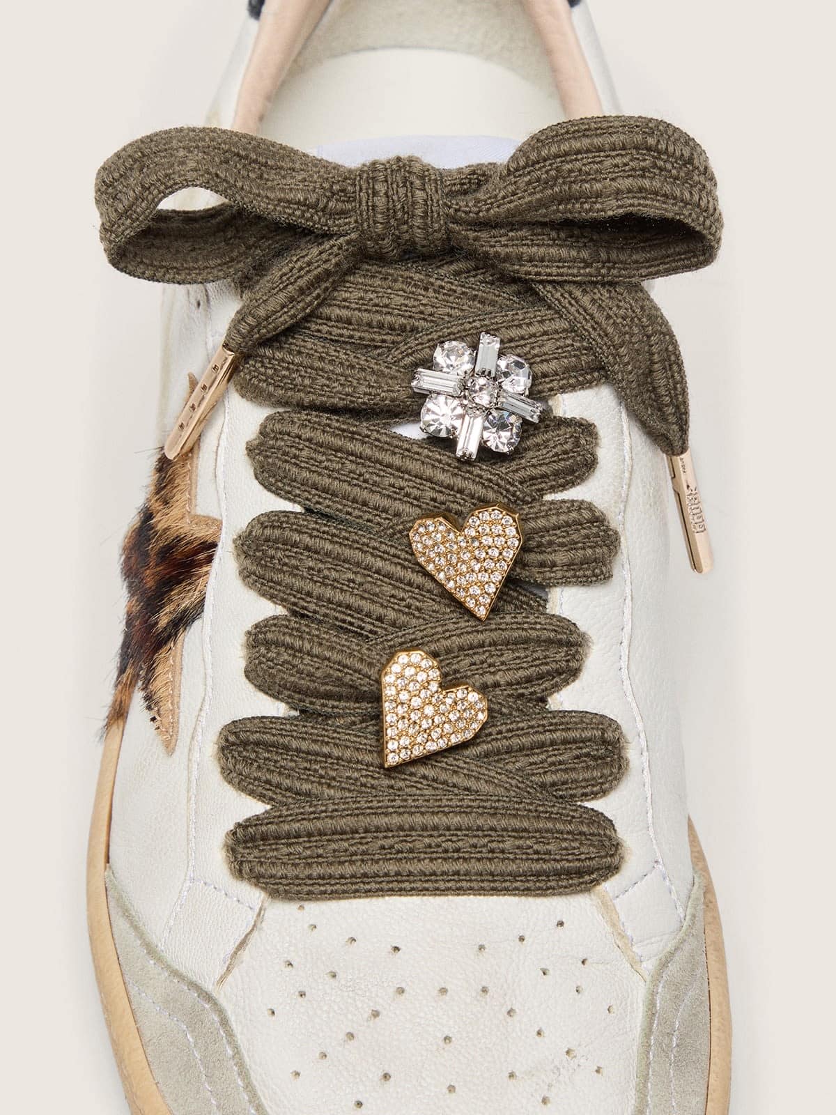Skins in sage-green wool with three jewel appliqu&eacute;s