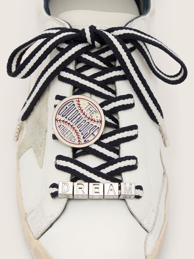 Golden Goose - Skins mit Streifen in Creme und Taubengrau mit drei Perlchen-Charms in Fruchtform in 