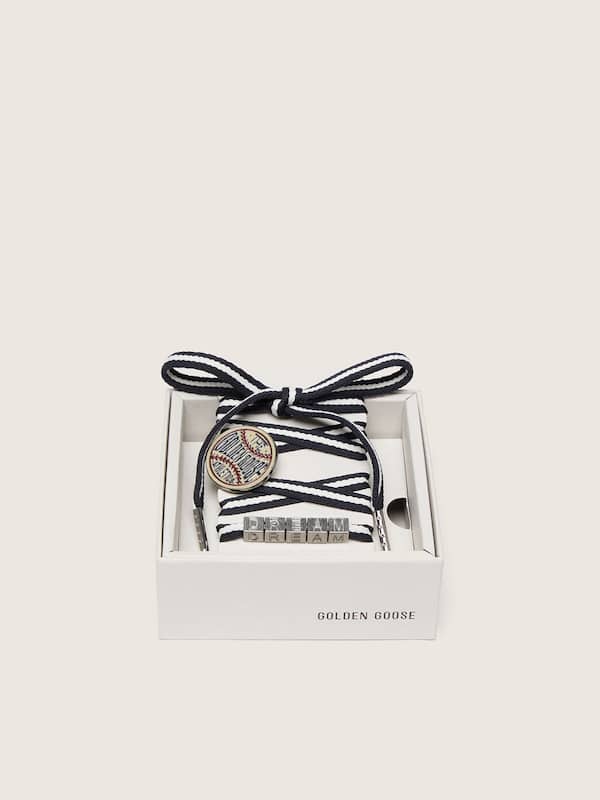 Golden Goose - Skins a righe crema e blu scuro con spilla e applicazione argento in 