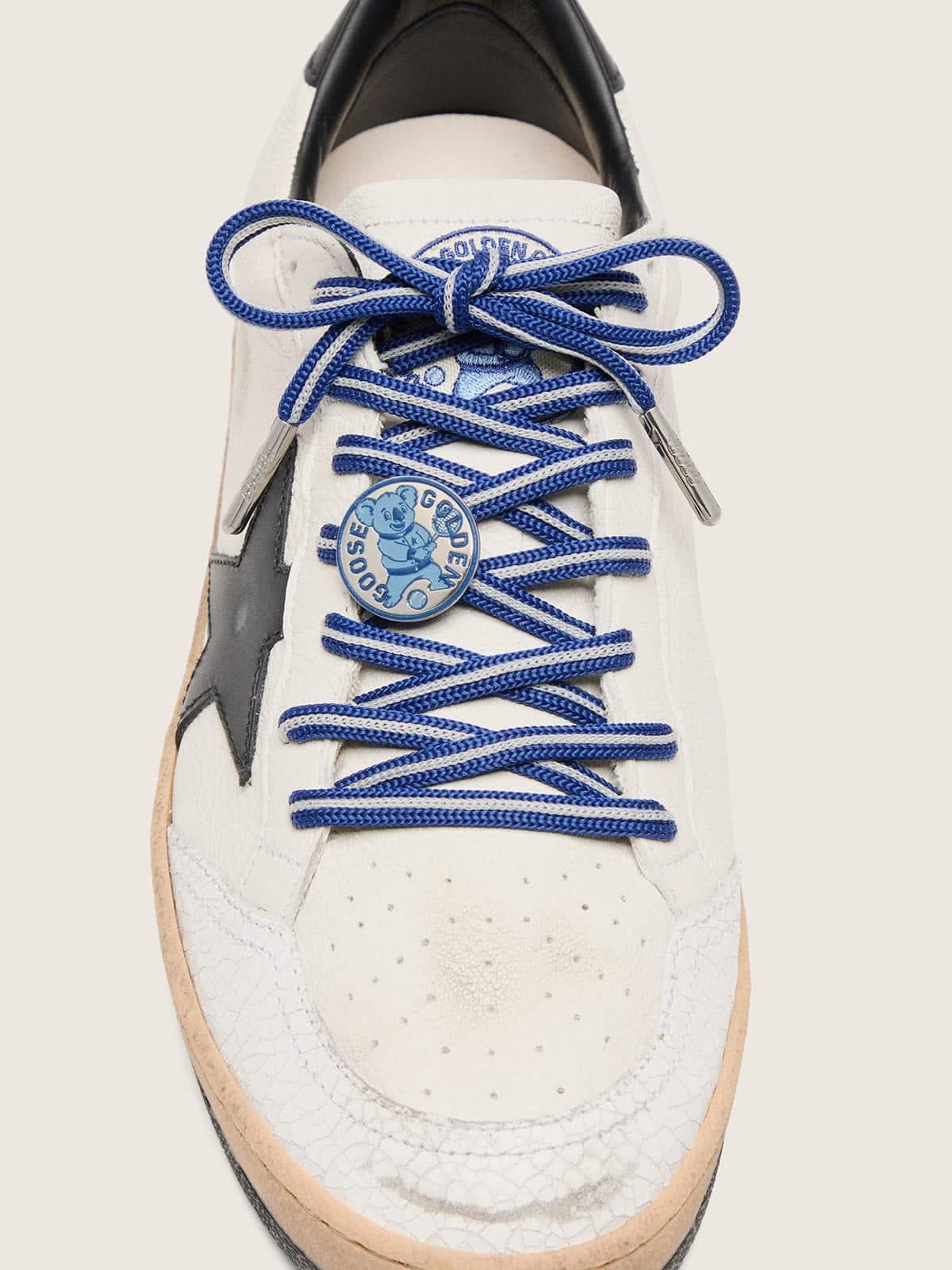 Tennis-inspired set with laces, pin and patches