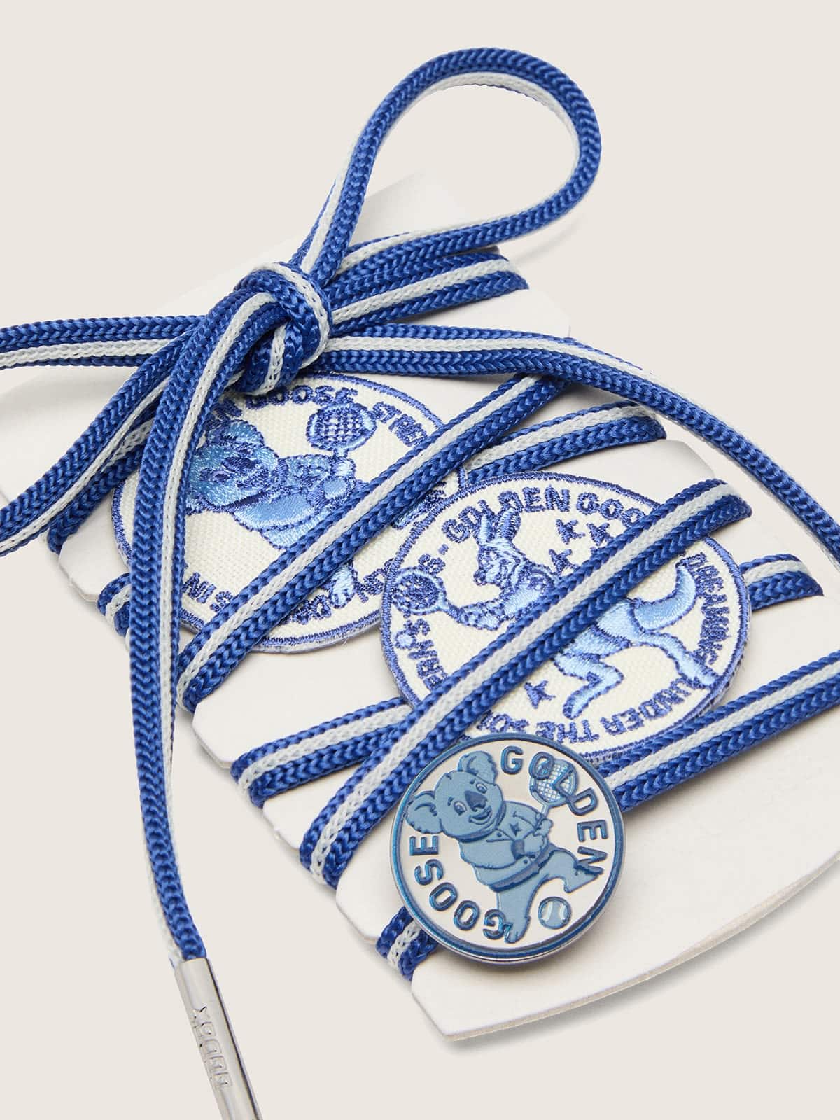 Tennis-inspired set with laces, pin and patches