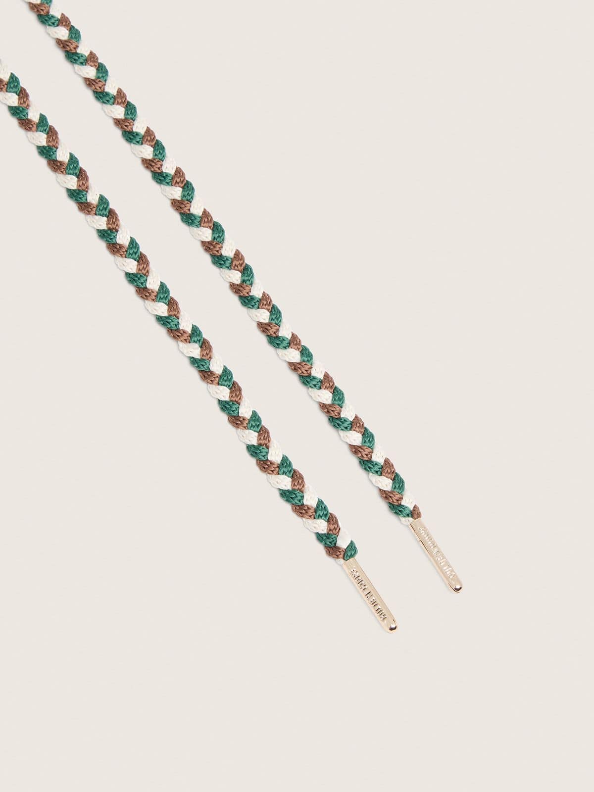 Lacets tress&eacute;s cr&egrave;me, vert et marron avec d&eacute;tails argent&eacute;s