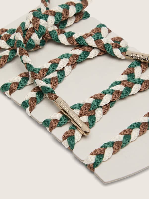 Cordones trenzados crema, verde y marr&oacute;n con detalles plateados