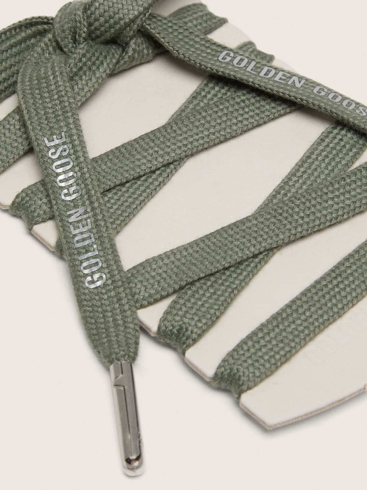 Olivgr&uuml;ner Schn&uuml;rsenkel mit silberfarbenen Details