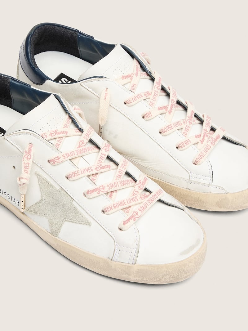 Golden Goose - Disney | Golden Goose Baumwollschn&uuml;rsenkel in Creme mit roten Kontrastlogos in 