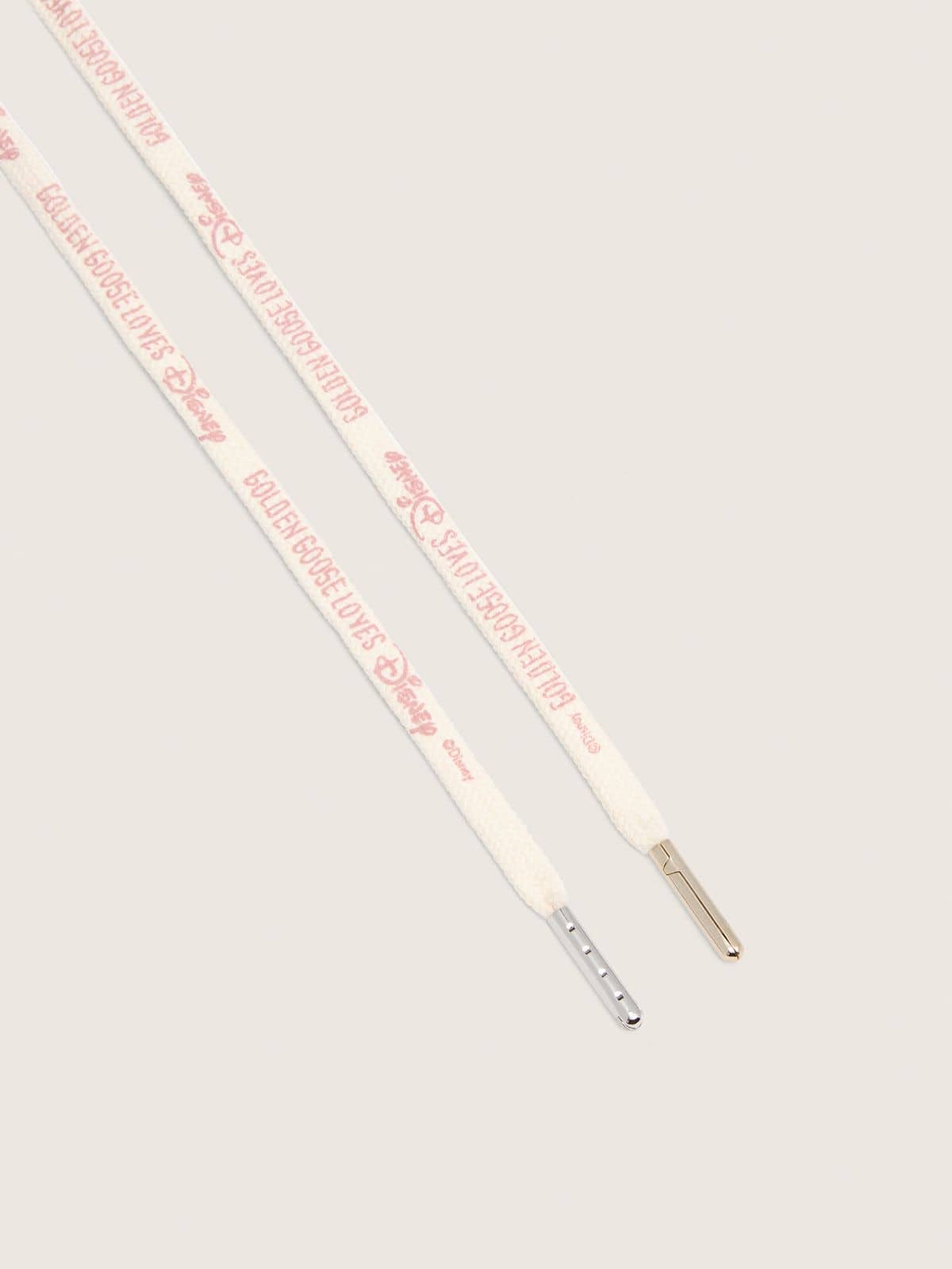 Disney | Golden Goose Cordones de algod&oacute;n color crema con logotipos rojos en contraste