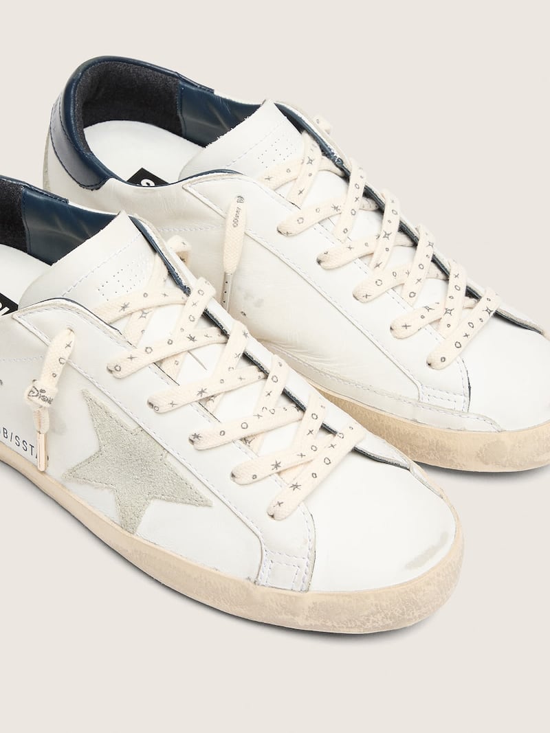Golden Goose - Disney | Golden Goose Baumwollschn&uuml;rsenkel in Creme mit schwarzen Kontrastlogos und -zeichnungen in 