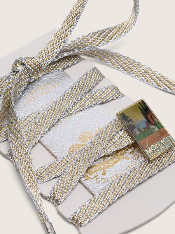 Tennis-inspired set con laccio, label e pin rimovibile