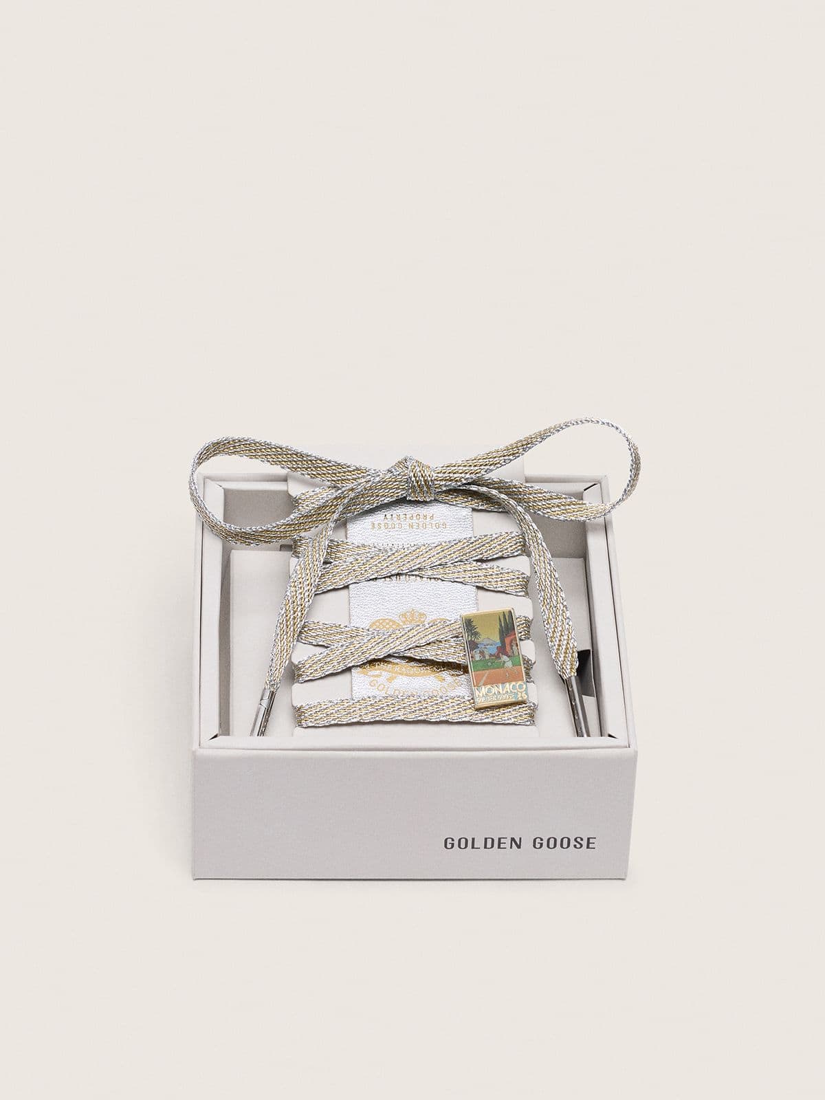 Golden Goose - Tennis-inspired set con laccio, label e pin rimovibile in 