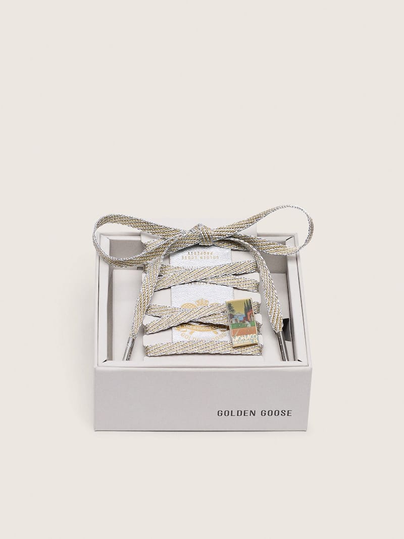 Set inspirado en el tenis con cordones, etiqueta y broche desmontable