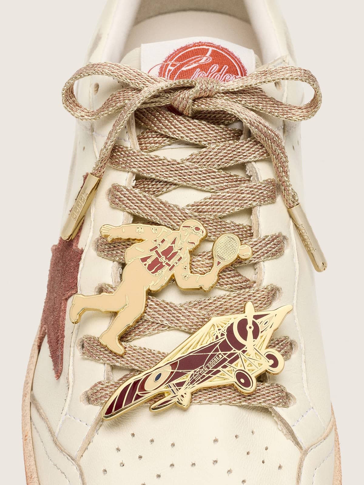 Golden Goose - Metallic-Schn&uuml;rsenkel Skin im Farbton rote Erde mit zwei broschen in 