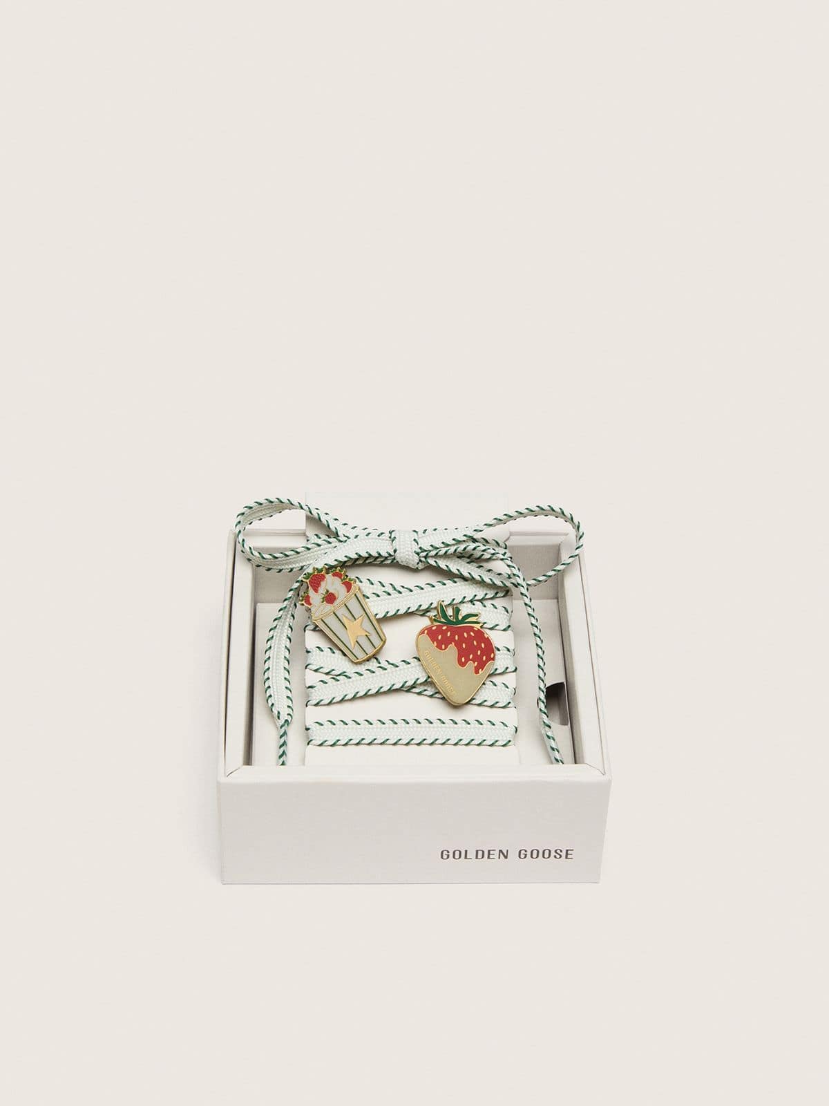 Golden Goose - Skins cadar&ccedil;o branco com bordado verde bosque com broche tema morango in 