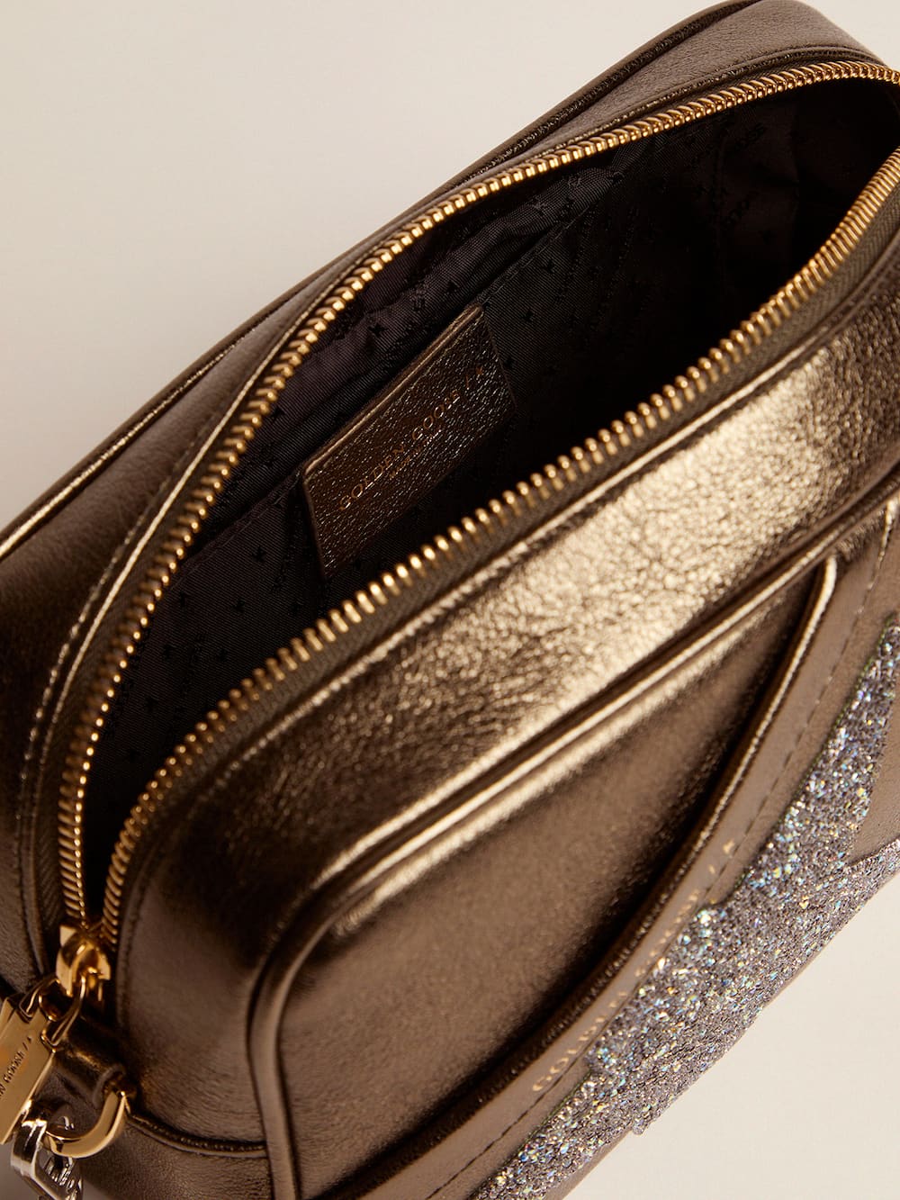 Golden Goose - Armeegrüne Tasche Star Bag  aus Metallic-Leder mit Stern aus Swarovski-Kristallen in 