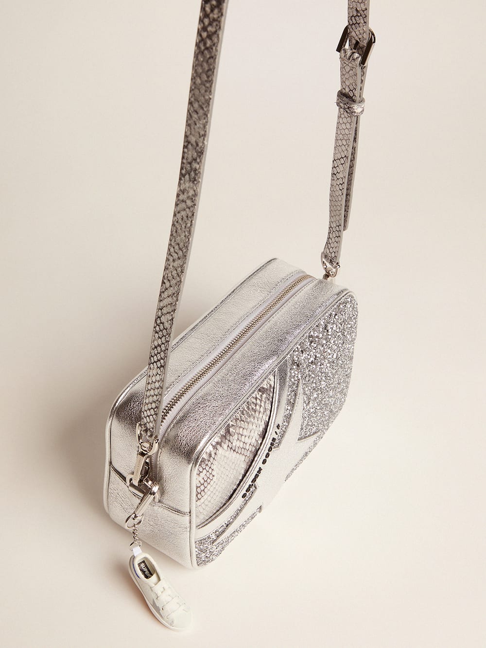 Golden Goose - Tasche Star Bag aus silberfarbenem Leder mit Pythonprägung und Glitzer in 