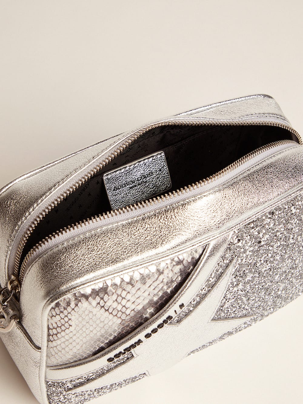 Golden Goose - Tasche Star Bag aus silberfarbenem Leder mit Pythonprägung und Glitzer in 