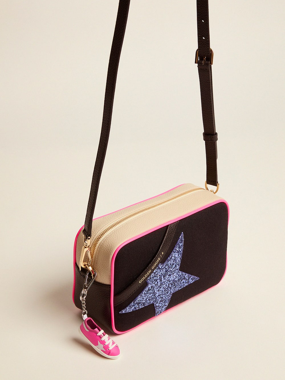 Golden Goose - Star Bag キャンバス製 ダーティーホワイトのタンブルレザーパネル&パープルのグリッタースター in 