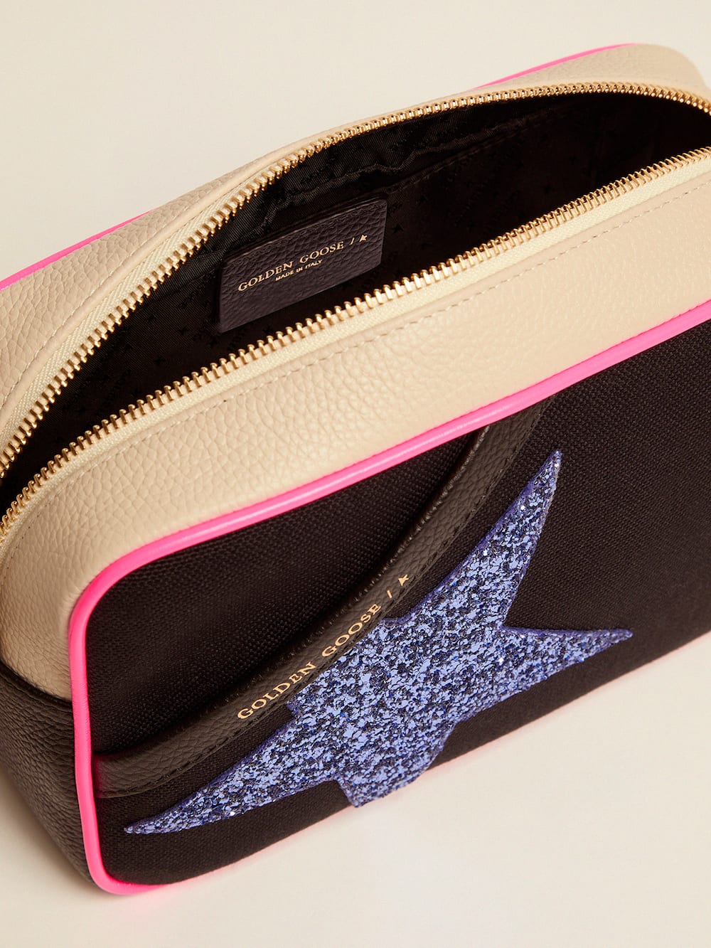 Golden Goose - Tasche Star Bag aus Canvas mit grauweißen Einsätzen aus gewalktem Leder und purpurfarbenem Glitzerstern in 