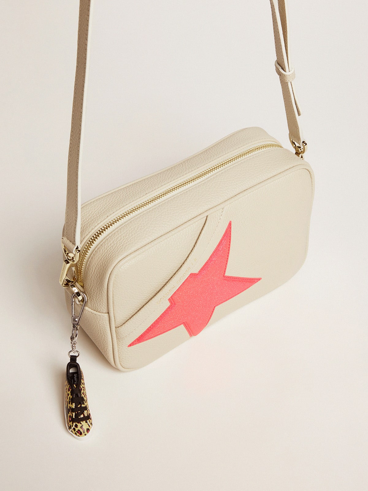 Golden Goose - Off-white Star Bag in hammered leather, fuchsia Golden Goose star with iridescent glitter in 