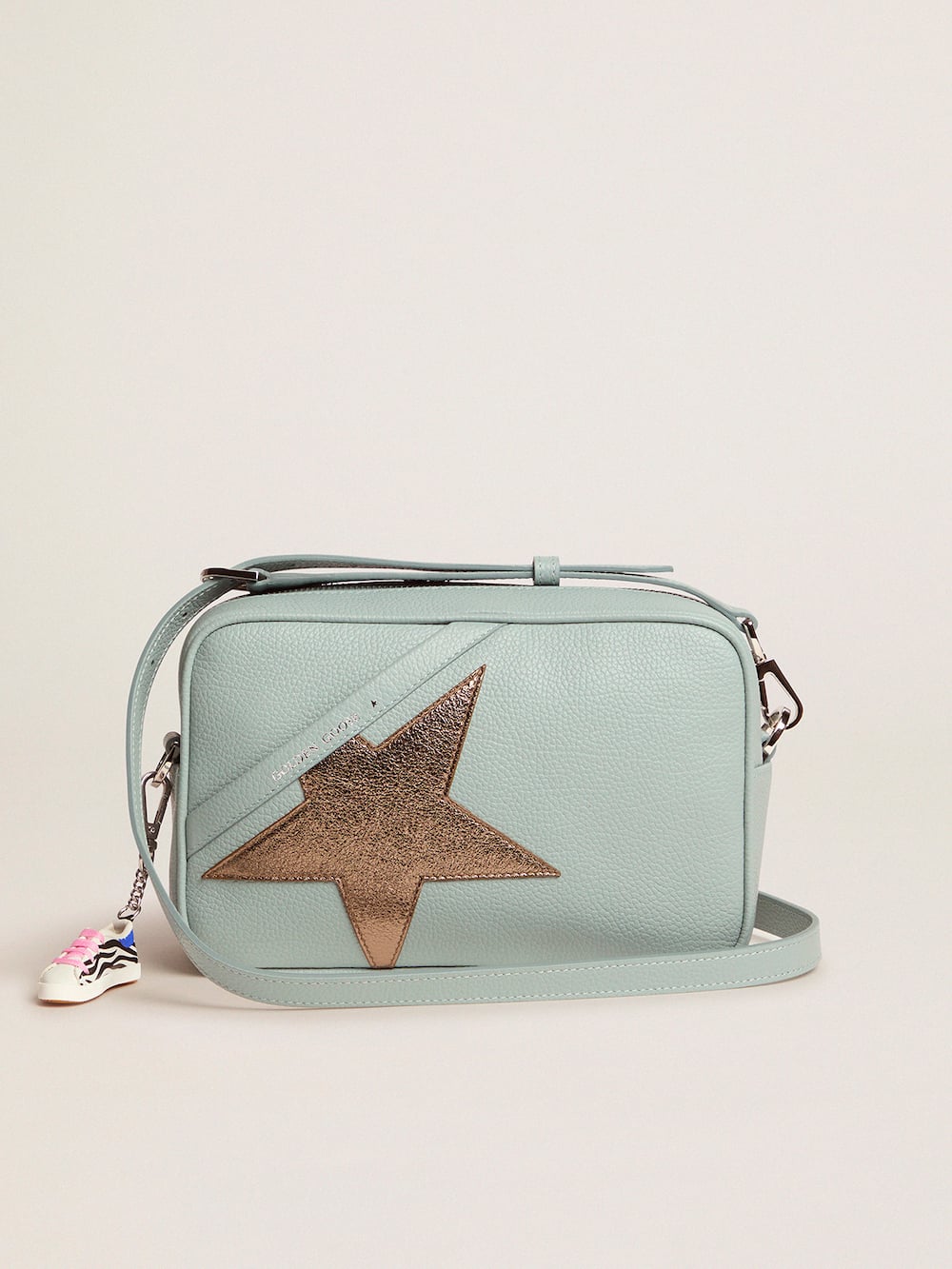 Golden Goose - Aquamarinfarbene Tasche Star Bag aus gewalktem Leder mit dunkelsilbernem Stern in 