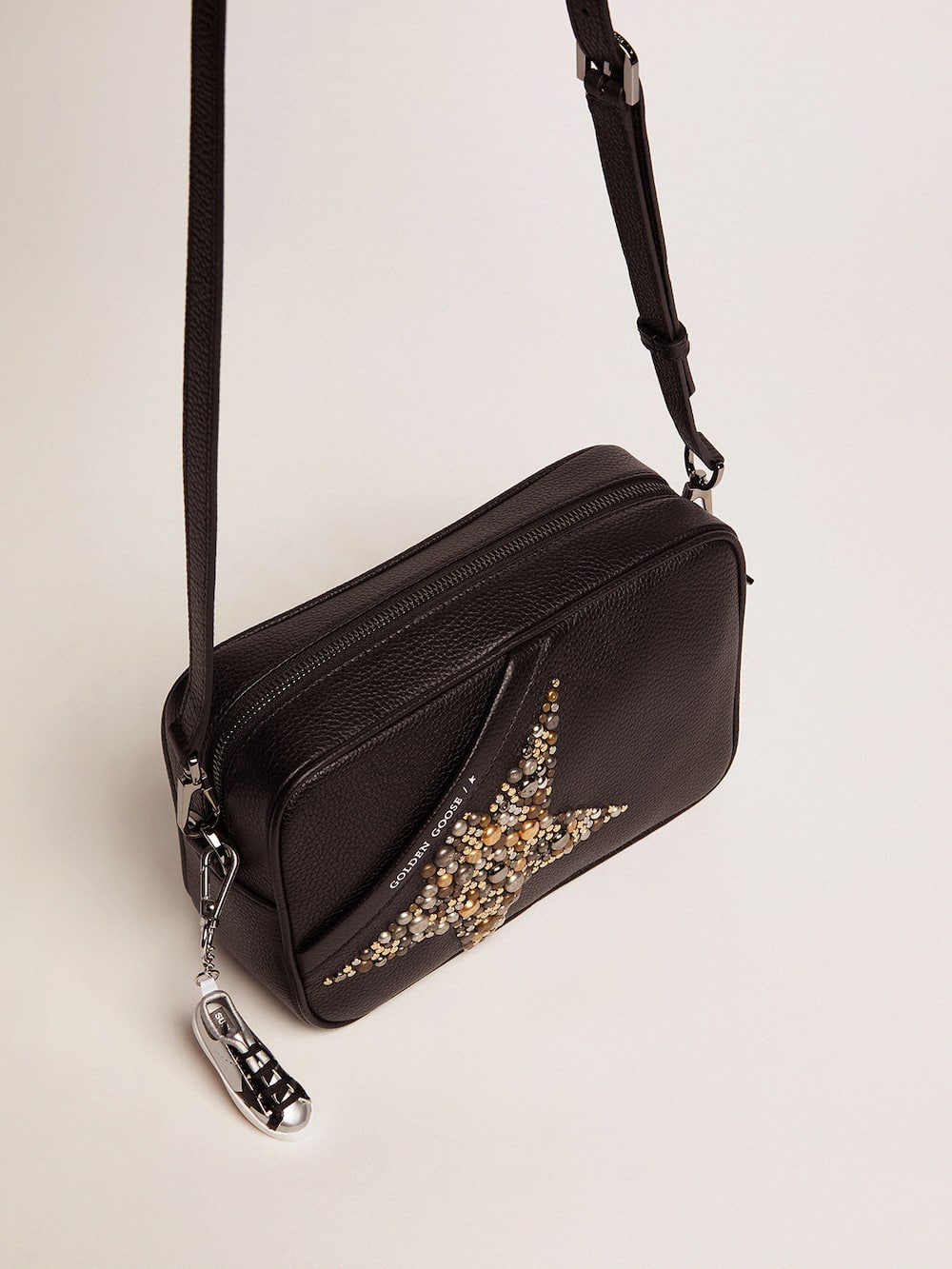 Golden Goose - Tasche Star Bag in Schwarz aus gewalktem Leder mit nietenbesetztem Stern in 