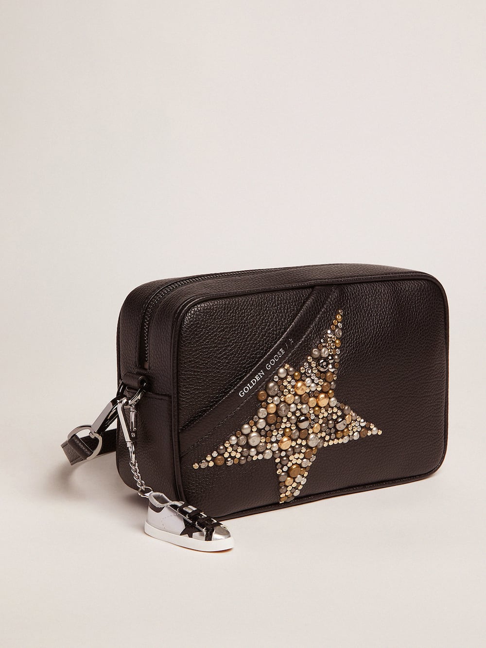 Golden Goose - Tasche Star Bag in Schwarz aus gewalktem Leder mit nietenbesetztem Stern in 