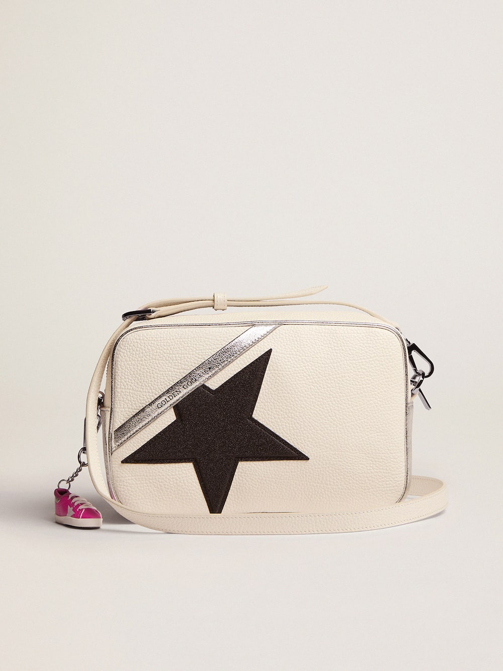 Golden Goose - Weiße Star Bag aus gewalktem Leder mit Rand in Silber-Metallic und Stern aus schwarzem Glitzer in 