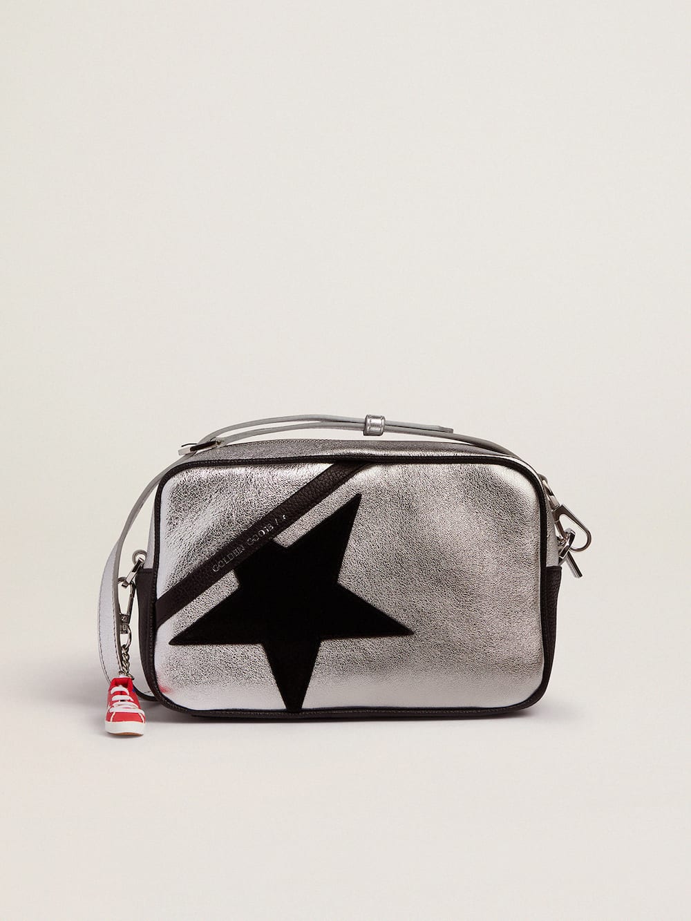 Golden Goose - Bolso Star Bag plateado con aplicaciones negras de piel martillada y estrella negra de ante    in 