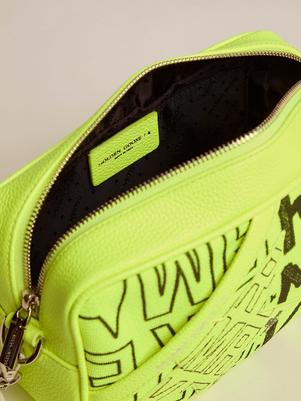 Golden Goose - Borsa Star Bag giallo fluo in canvas con stampa Sneakers Maker in 