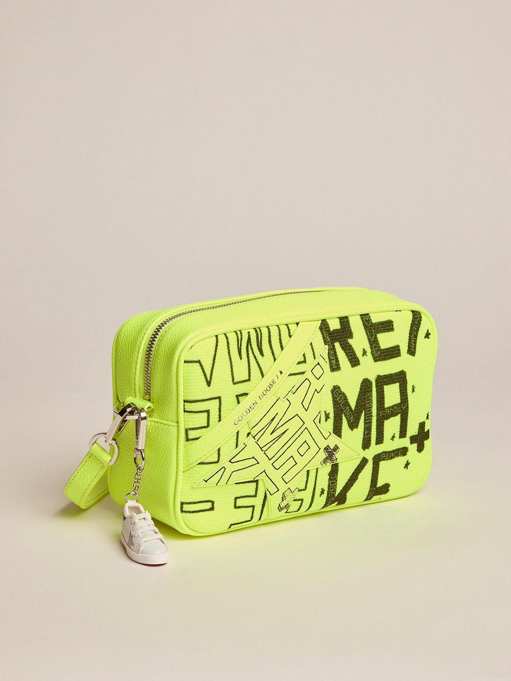 Golden Goose - Neongelbe Tasche Star Bag aus Canvas mit „Sneakers Maker“-Print in 