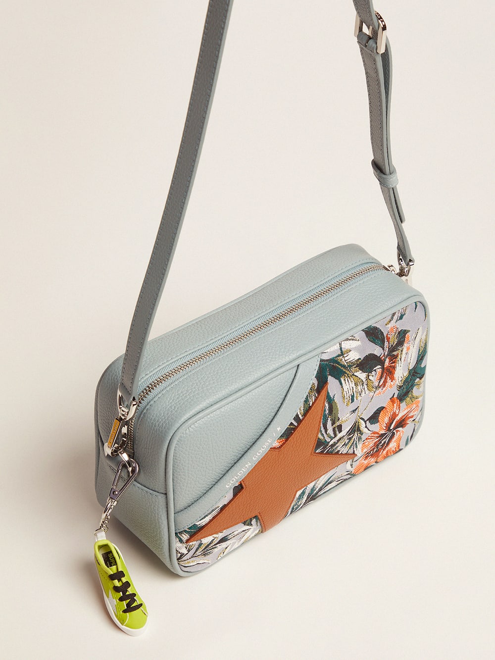 Golden Goose - Tasche Star Bag im Farbton Celadon aus gewalktem Leder mit Jacquard-Print und karamellfarbenem Stern in 