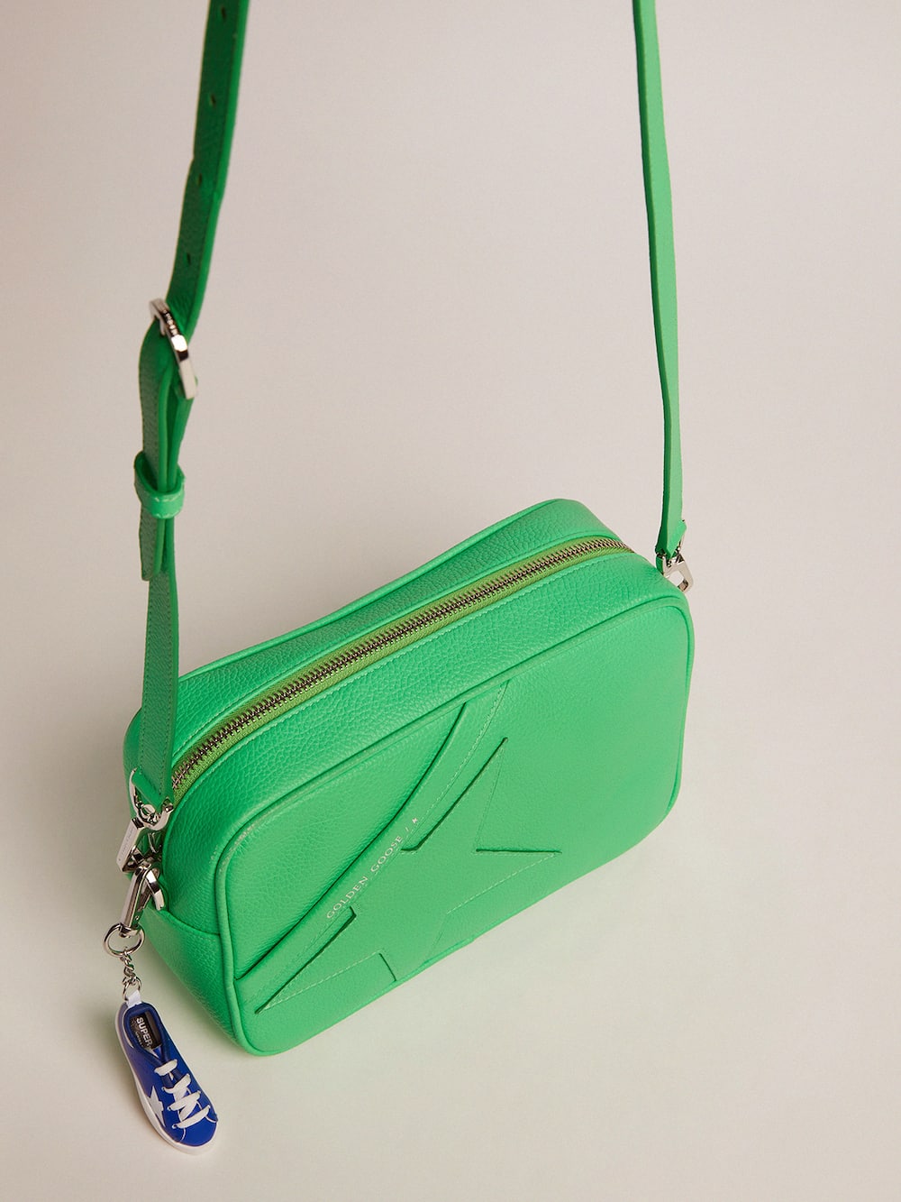 Golden Goose - Sac Star Bag en cuir grainé vert fluo avec étoile ton sur ton in 