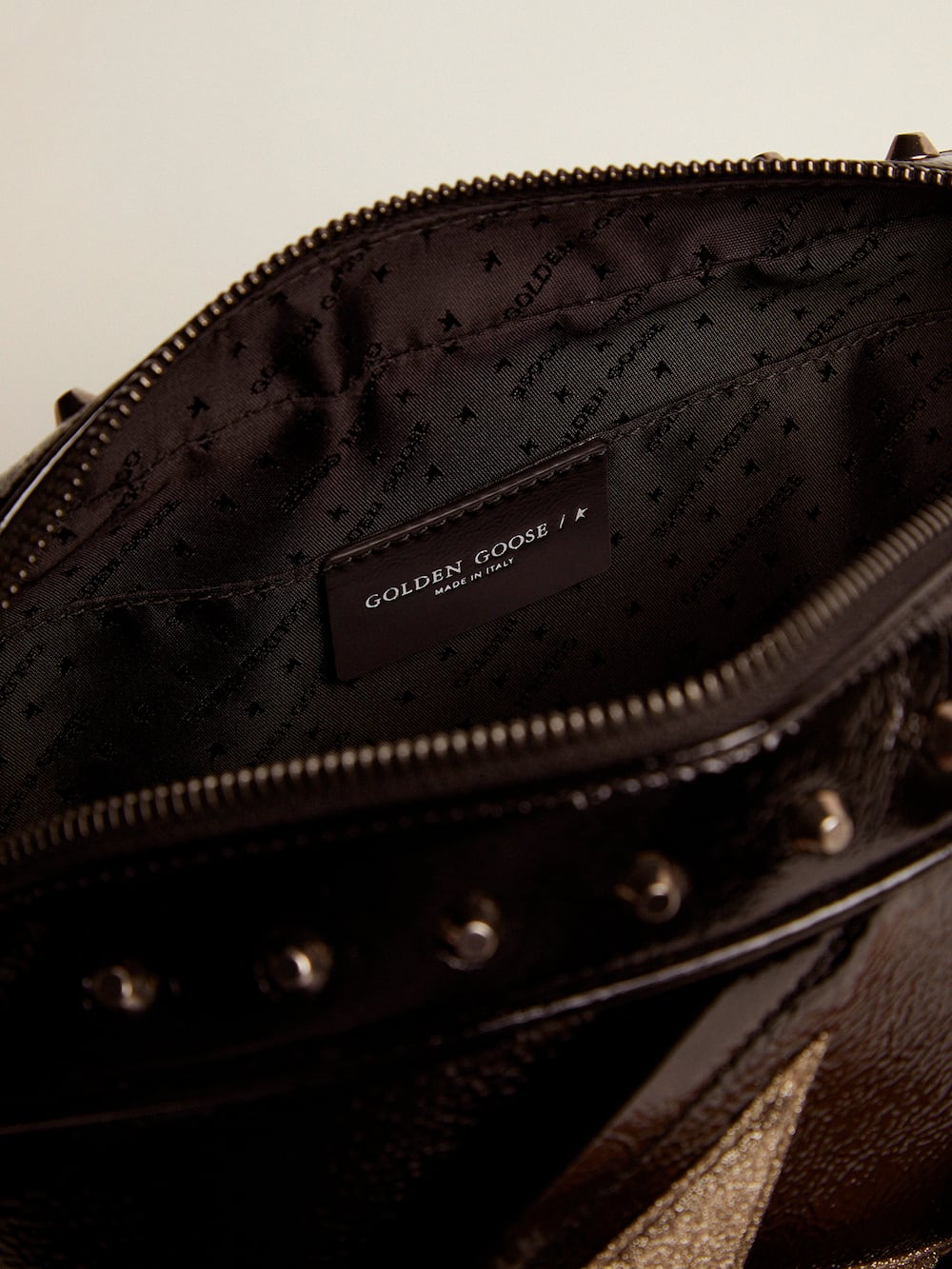 Golden Goose - Sac Star Bag en cuir noir verni avec étoile à paillettes argentées in 