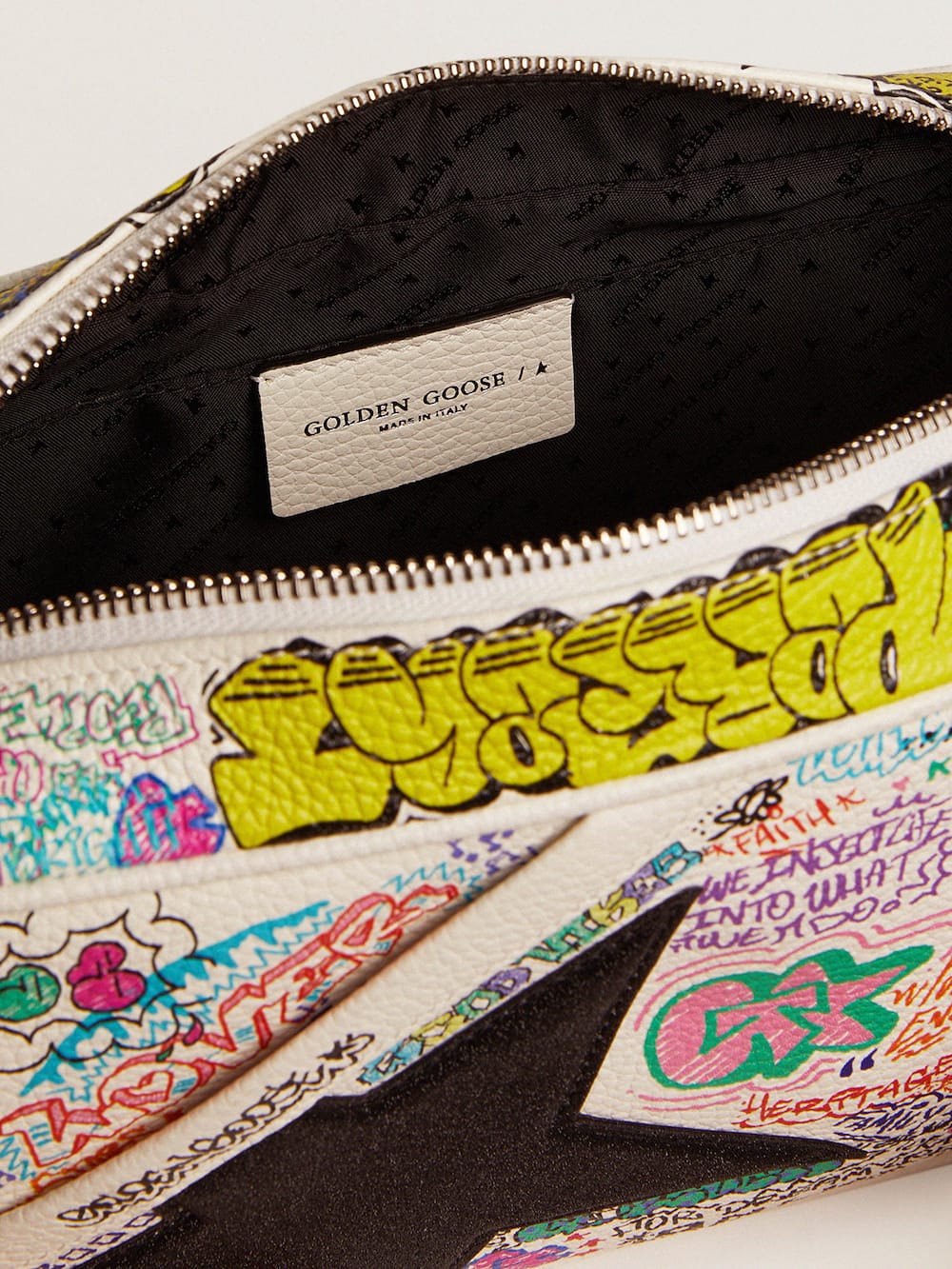 Golden Goose - Sac Star Bag à imprimé graffiti avec étoile pailletée noire in 