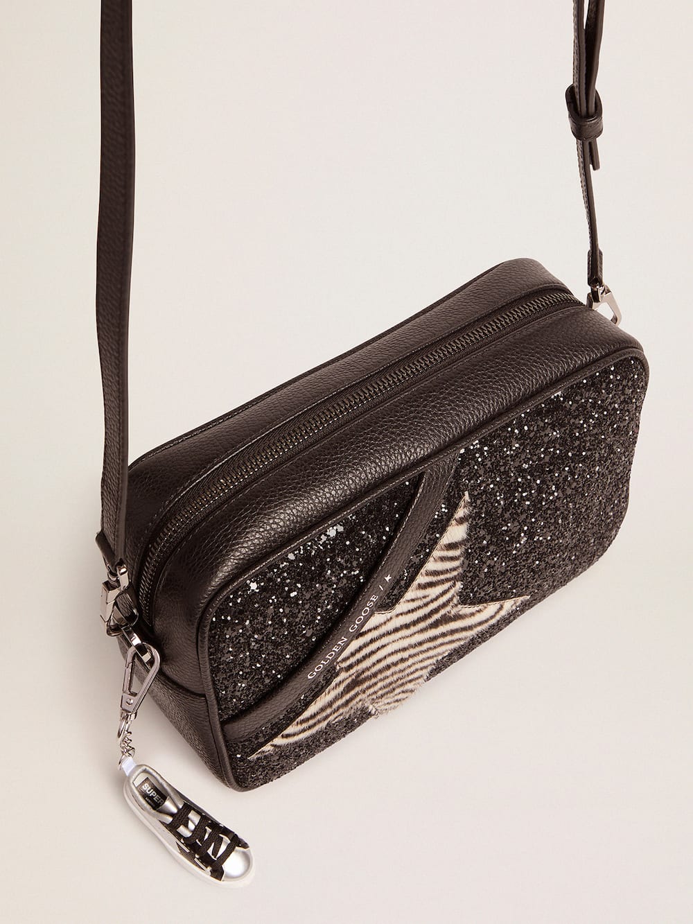 Golden Goose - Star Bag mit schwarzem Glitzer und Stern aus Cavallino-Leder mit Zebrastreifen in 