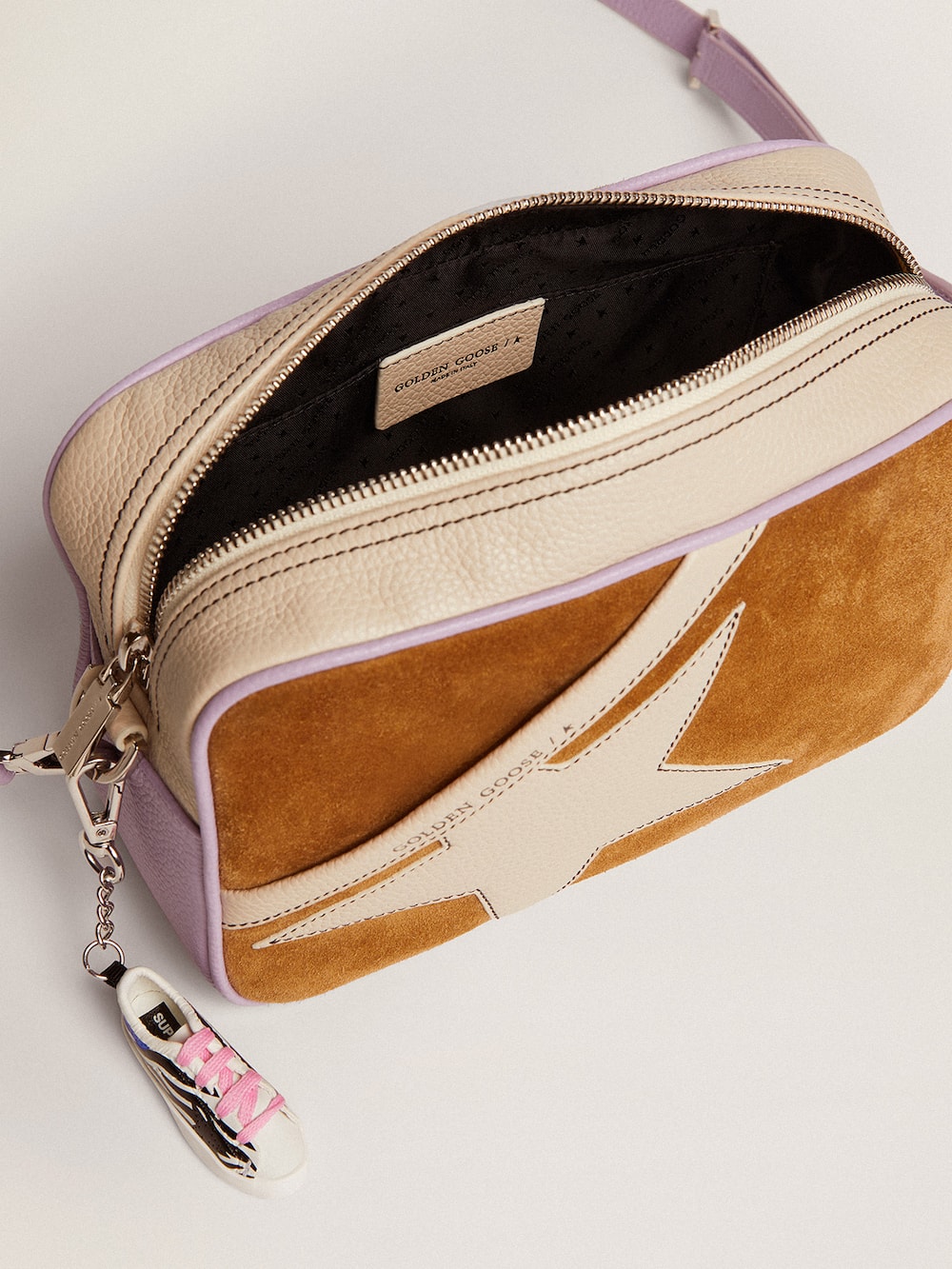 Golden Goose - Bolso Star Bag de piel martillada blanca y lila con aplicación de ante color cámel y estrella de piel blanca con costuras en contraste in 