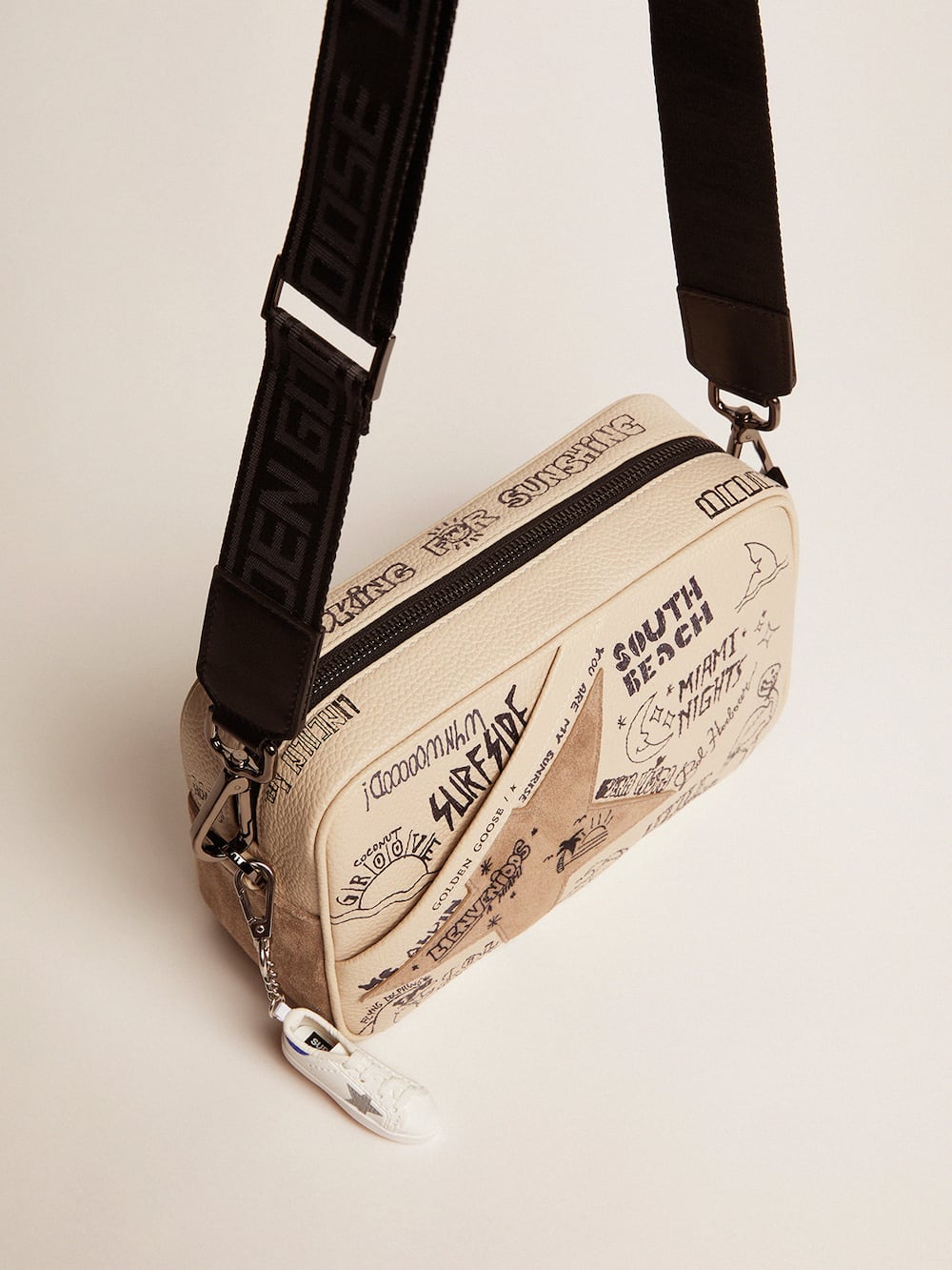 Golden Goose - Star Bag aus Leder in Dirty-White mit schwarzen Kontrastaufschriften und Raulederstern in Taubengrau in 