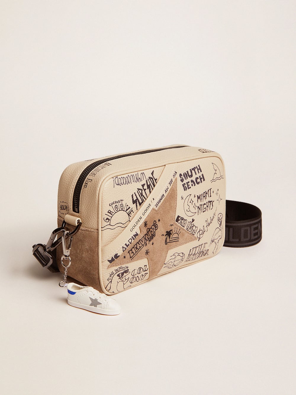 Golden Goose - Borsa Star Bag in pelle color bianco sporco con scritte nere a contrasto e stella in suede tortora in 