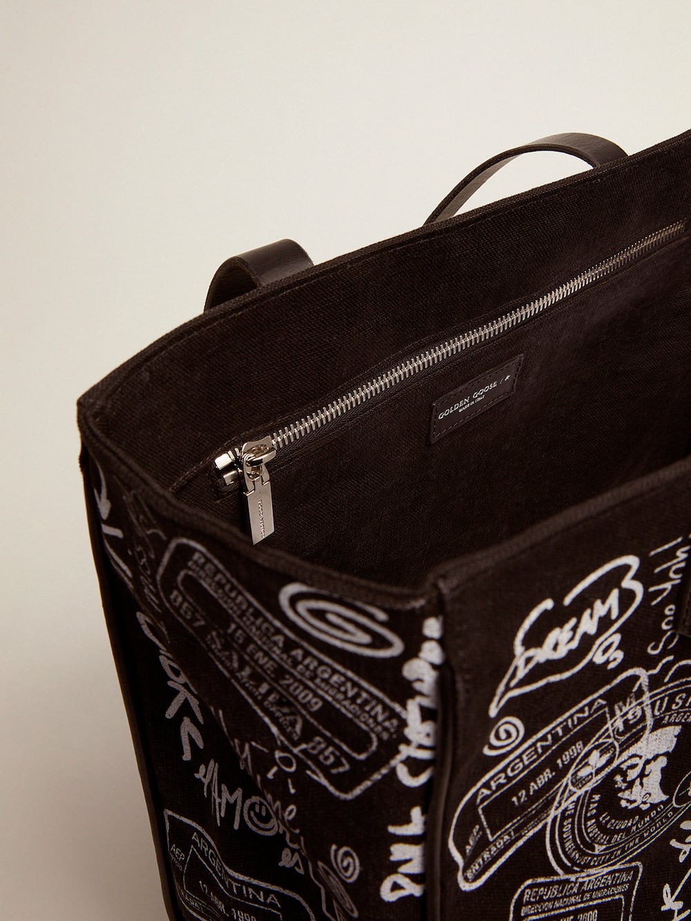 Golden Goose - Schwarze California Bag aus Tuch im Querformat mit Graffiti in 