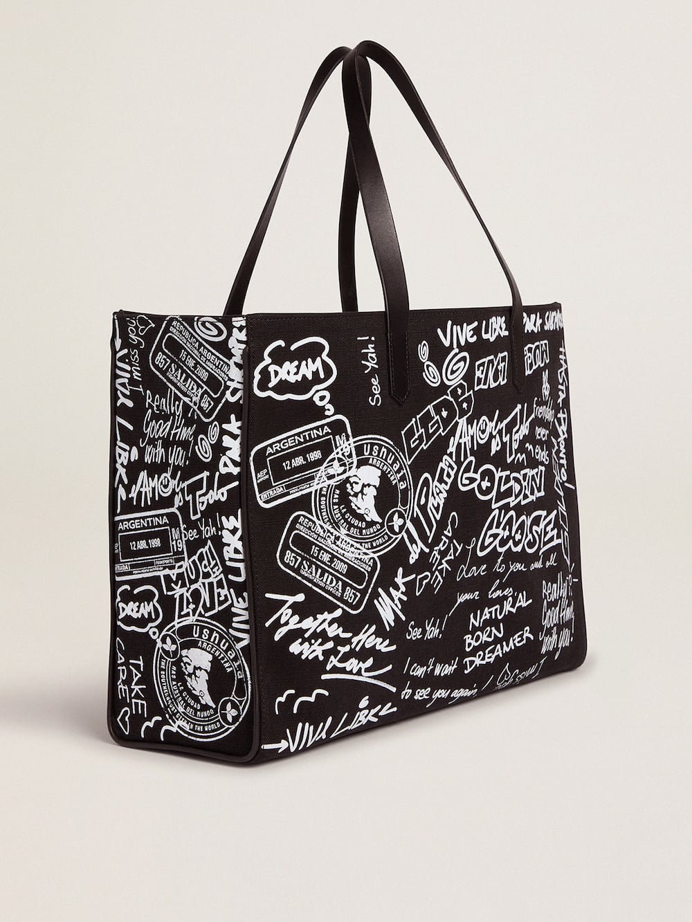 Golden Goose - Schwarze California Bag im Querformat mit Graffitiprint in kontrastierendem Weiß in 
