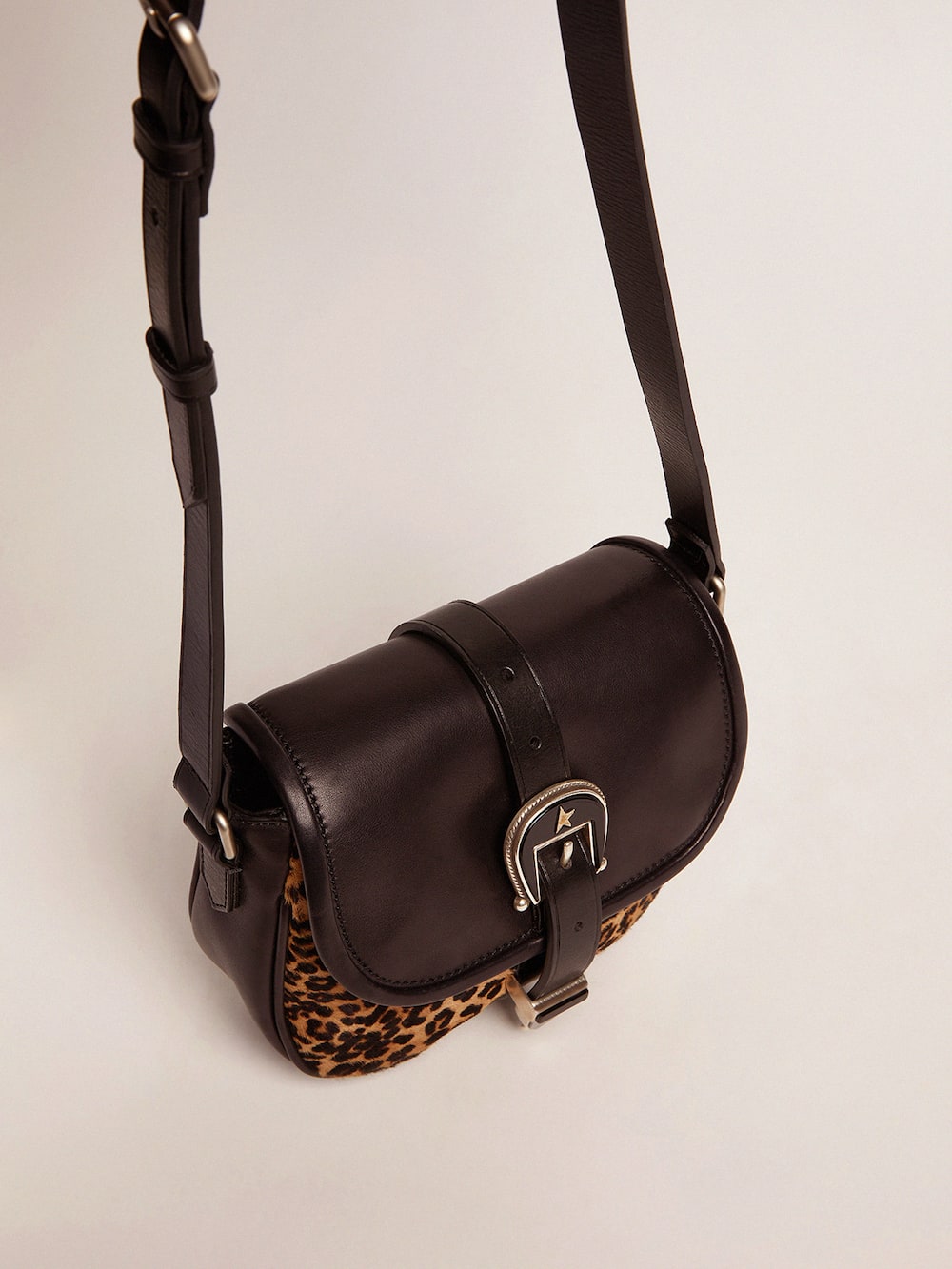 Golden Goose - Petit sac Rodeo Bag en cuir noir et cuir façon poulain à imprimé léopard in 