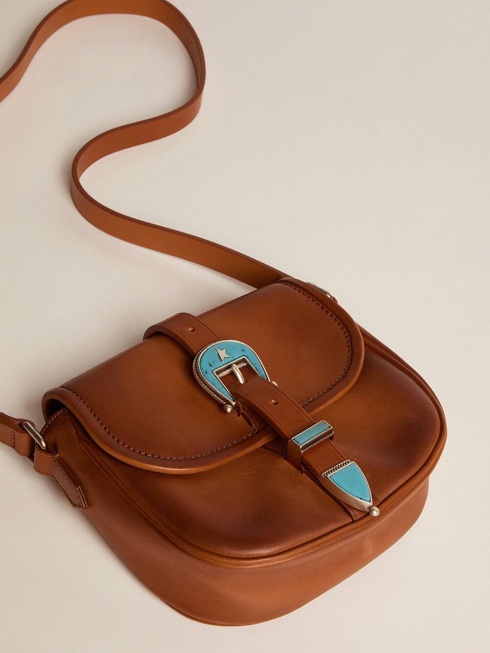 Golden Goose - Tasche Rodeo Bag Small aus hellbraunem Leder mit azurblauer Schnalle     in 