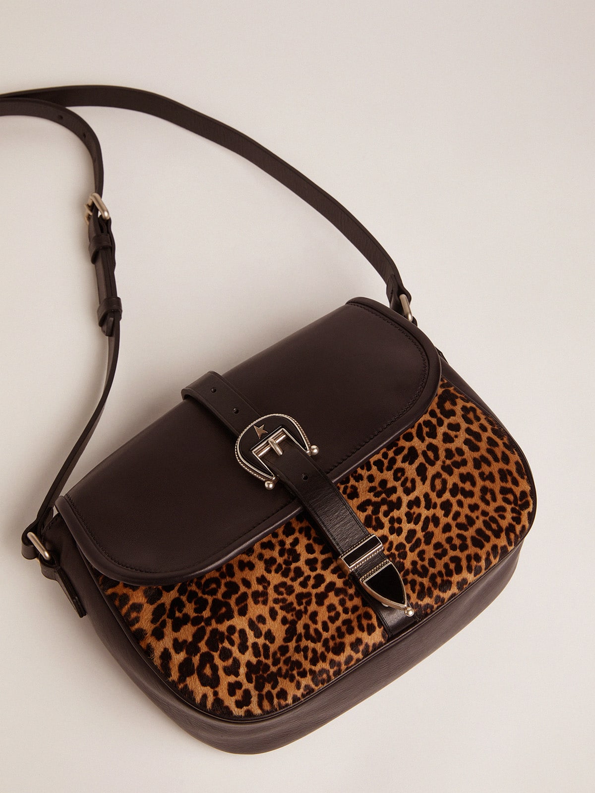 Golden Goose - Bolso Rodeo Bag mediano de piel negra y efecto potro con estampado de leopardo in 