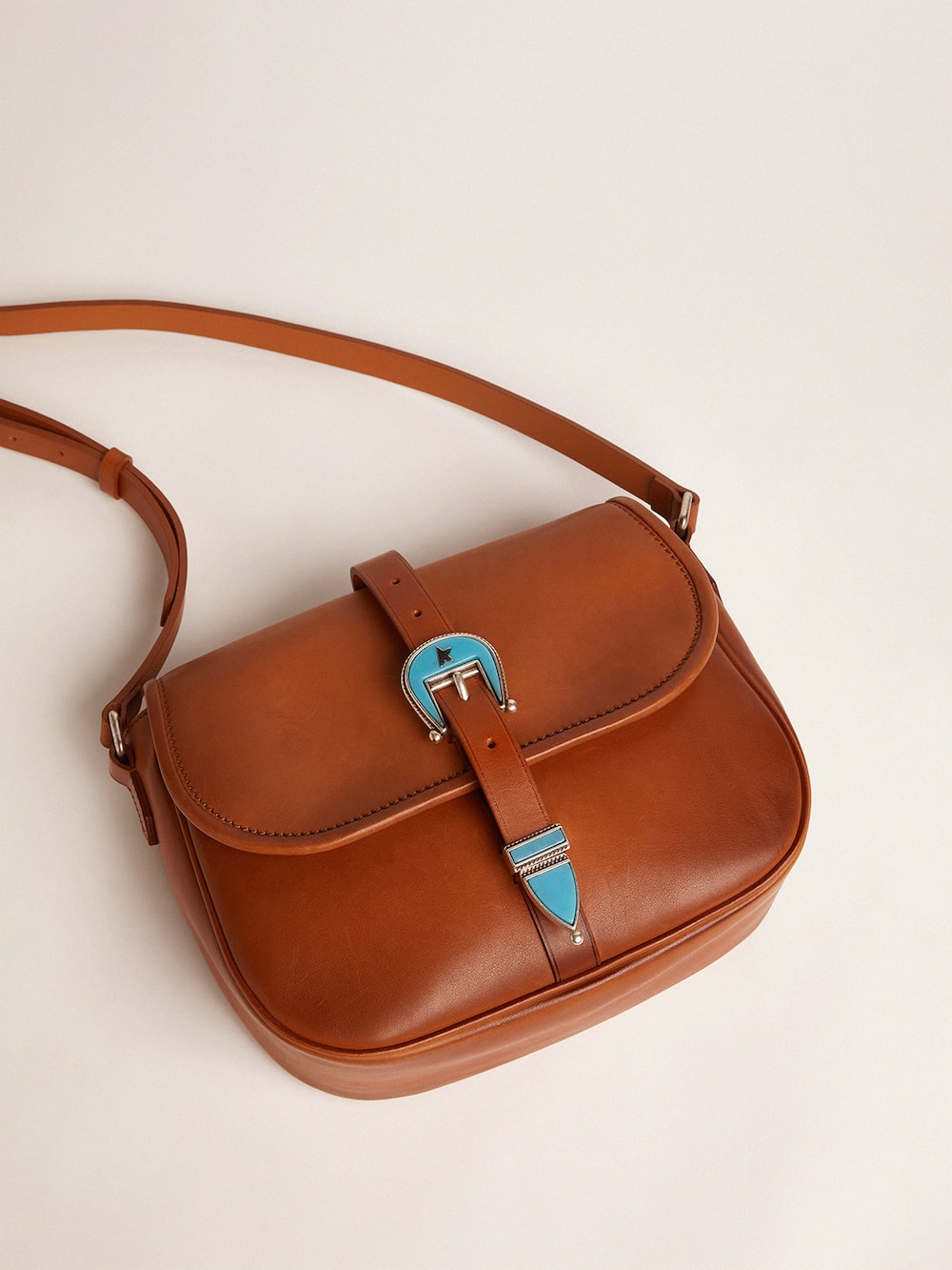 Golden Goose - Sac Rodeo Bag moyen en cuir marron avec détails bleu ciel in 