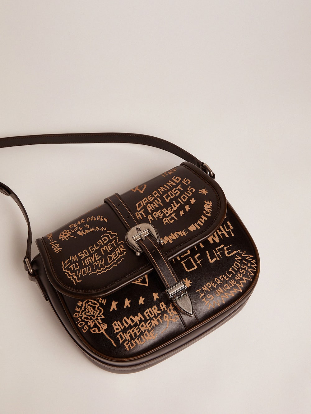 Golden Goose - Sac Rodeo Bag moyen en cuir noir avec inscriptions contrastées in 
