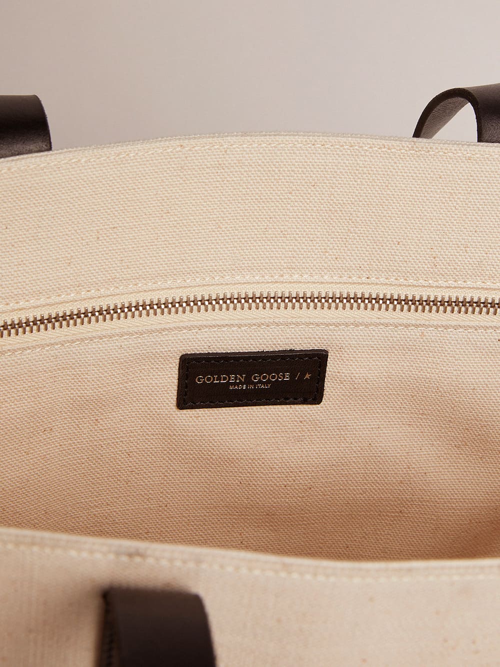 Golden Goose - California Bag im Hochformat mit kontrastierendem Collageprint in 