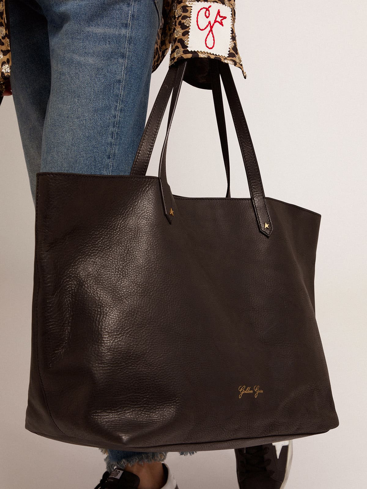 Golden Goose - Bolso Pasadena en piel martillada negra con logotipo dorado por delante in 