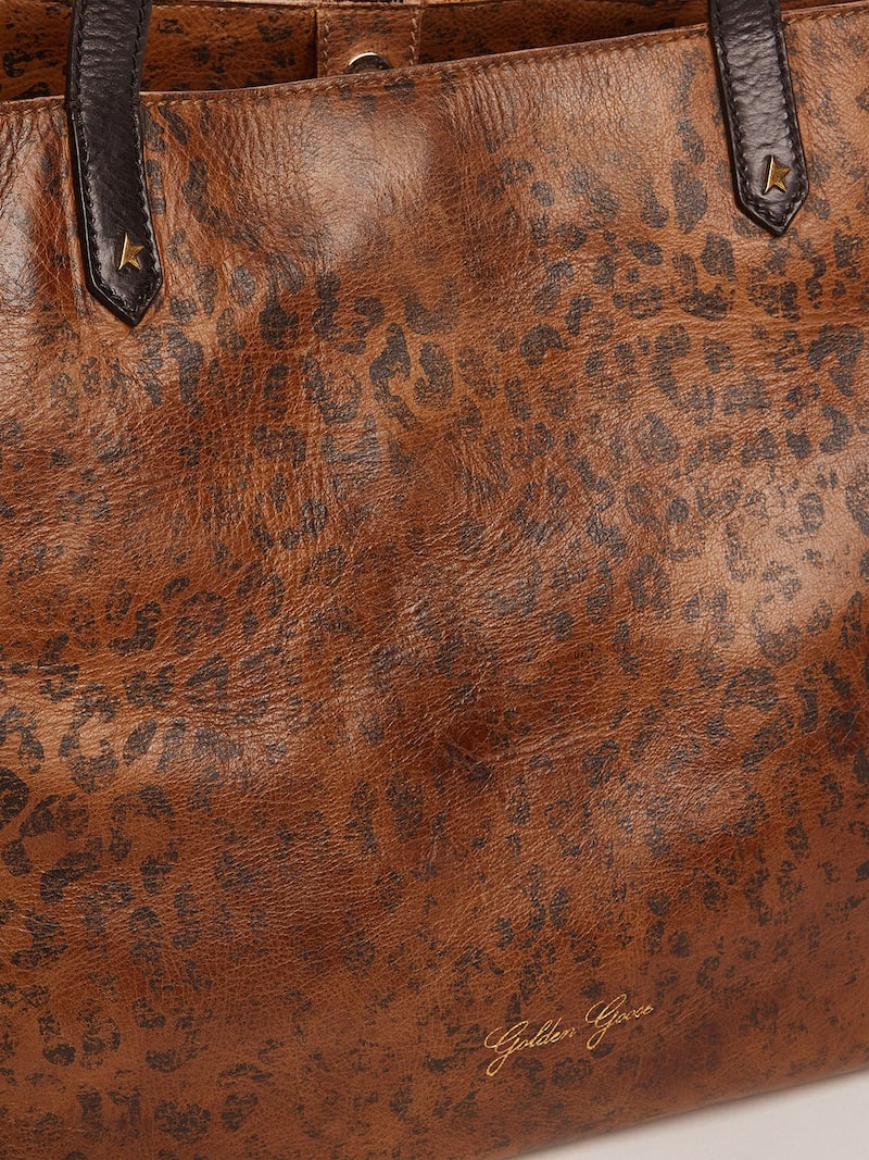 Golden Goose - Bolso Pasadena de piel martillada con estampado de leopardo y asas negras en contraste in 