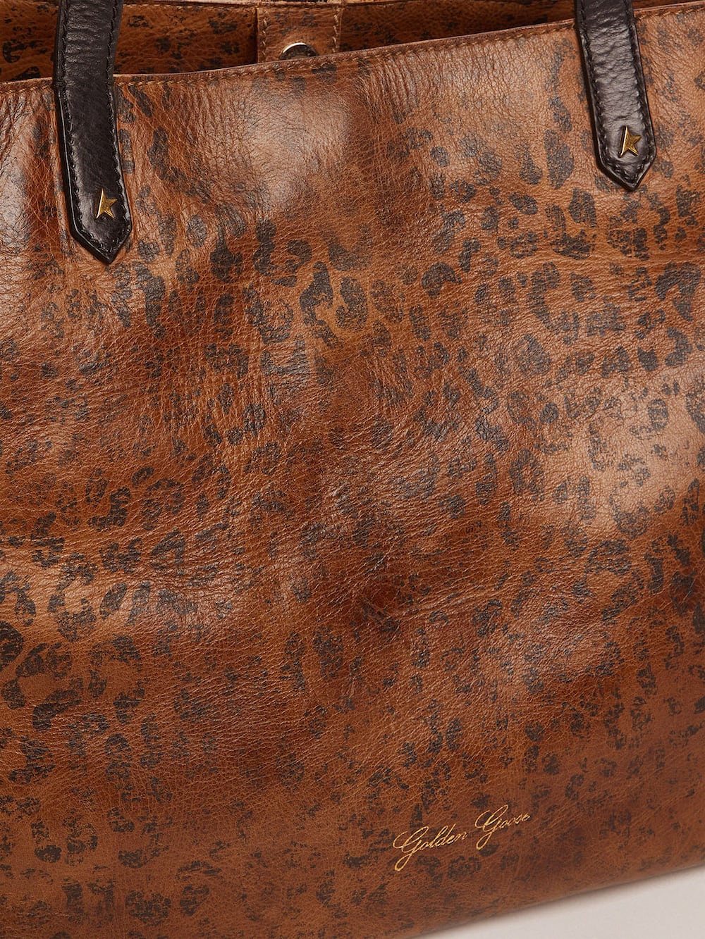 Golden Goose - Pasadena Bag con estampado de leopardo y asas negras en contraste in 