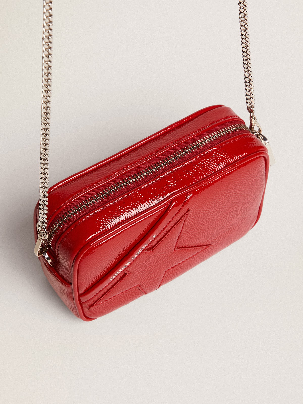 Golden Goose - Mini Star Bag femme en cuir verni rouge avec étoile ton sur ton in 
